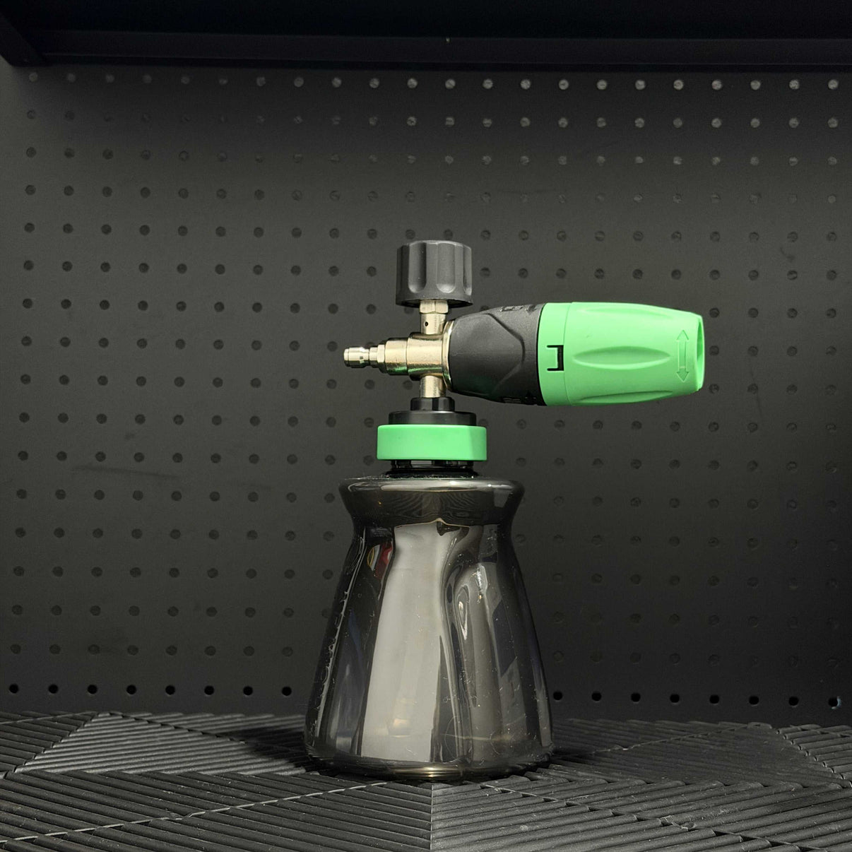 Cañón de espuma profesional Armour DRFT Foam Cannon generando espuma densa para prelavado automotriz.