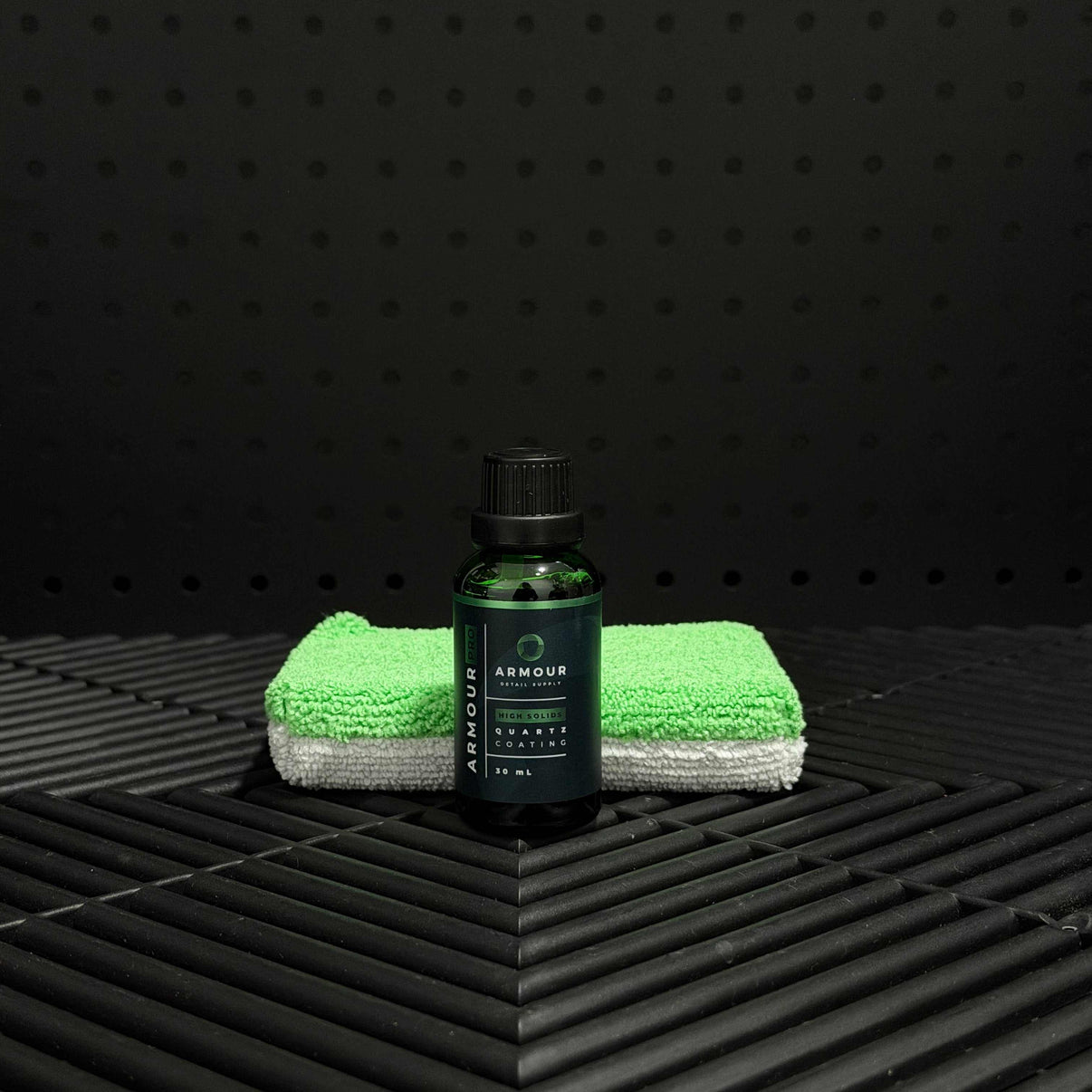 Recubrimiento cerámico Armour PRO Quartz Coating para protección y brillo duradero en vehículos