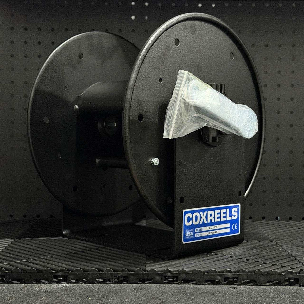 Carrete manual Coxreels para manguera de hidrolavadora de alta presión compacto y resistente