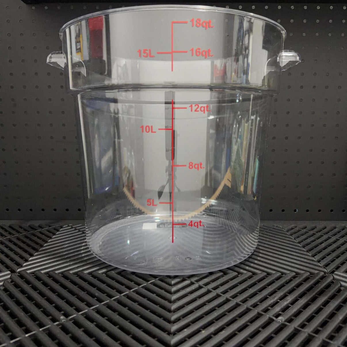 Cubeta transparente de 4.5 galones para lavado profesional con plástico resistente y visibilidad clara del agua.