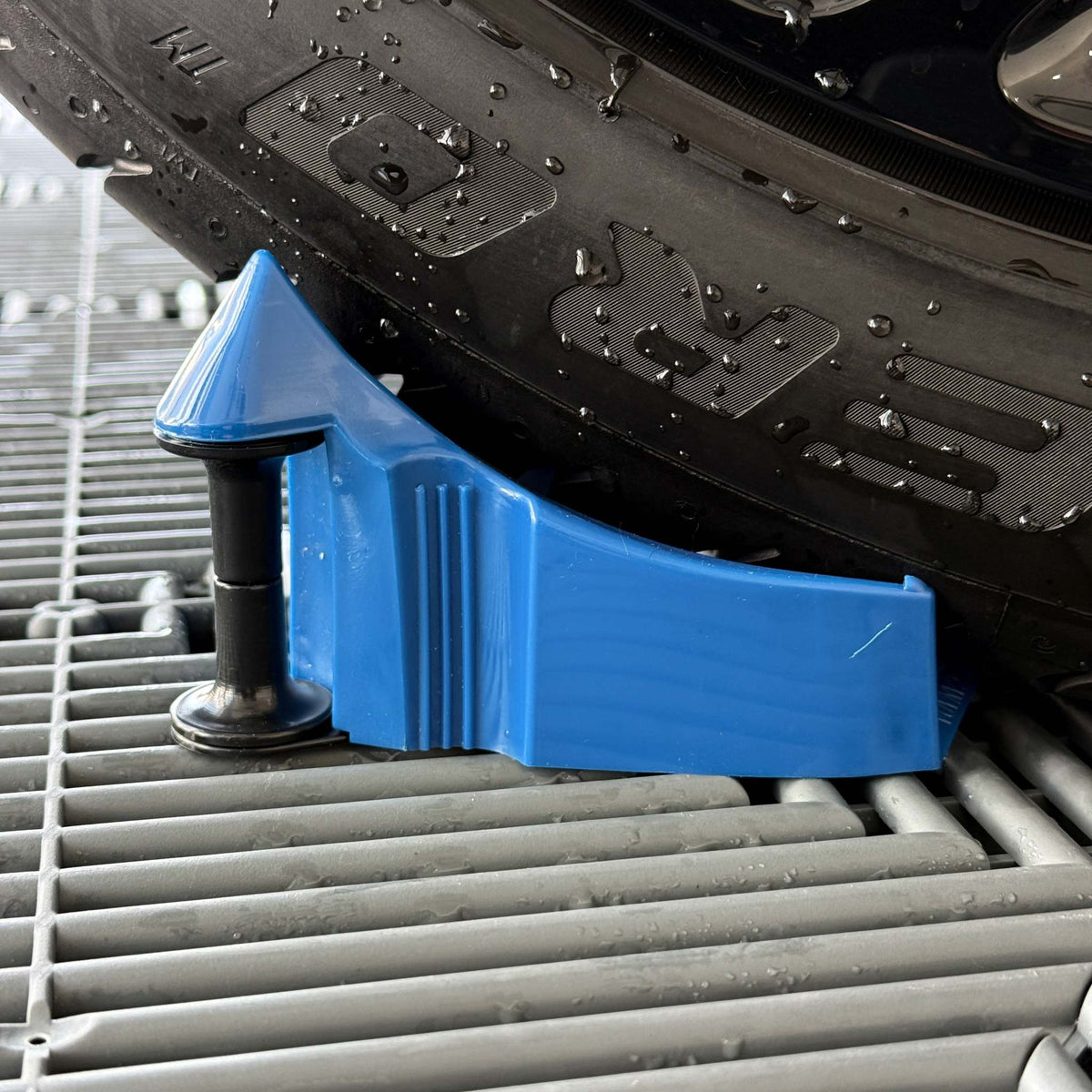 Guías Detail Guardz para mangueras con sistema de rodillos y bloqueo para neumáticos.