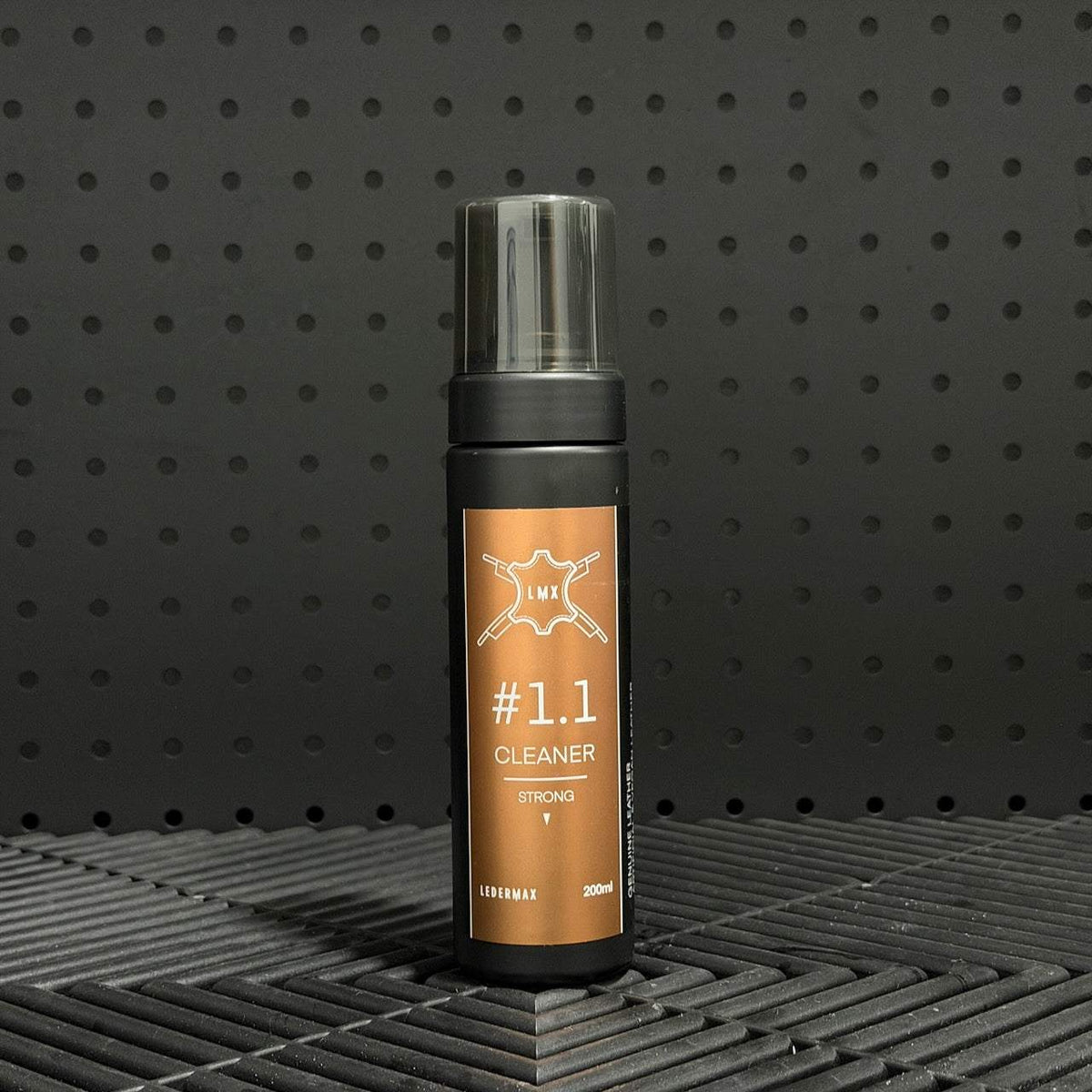 Limpiador fuerte Ledermax para piel, vinil y alcantara con alta potencia